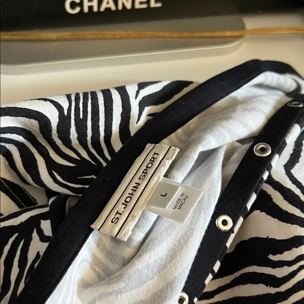 St. John Black and White Zebra Print Short Sleeve Top - Picture 6 of 8
